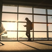 [动作/悬疑] 随身危机 Carry-On  [塔伦·埃哲顿/索菲亚·卡尔森][高清下载]