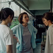 [同性/爱情] 隔楼女孩：我们之间的层距 แฟลตเกิร์ล ชั้นห่างระหว่าง เ ร า  [法缇玛·德查瓦里昆/琪拉娜·皮皮亚克隆][蓝光/高清1080p/4K下载]